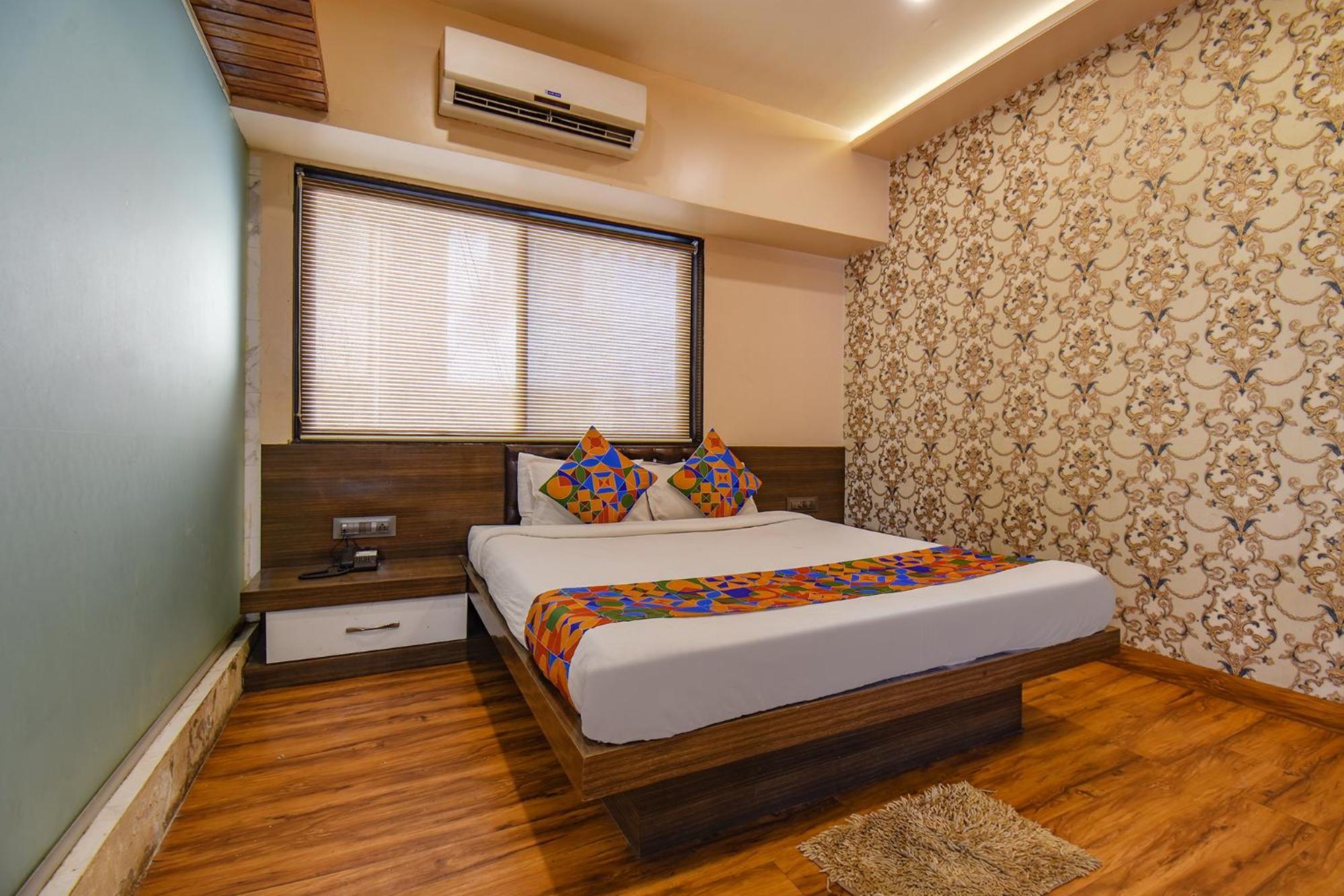 Отель Fabexpress Glory - Nr Skywalk Bridge Pimpri-Chinchwad Экстерьер фото