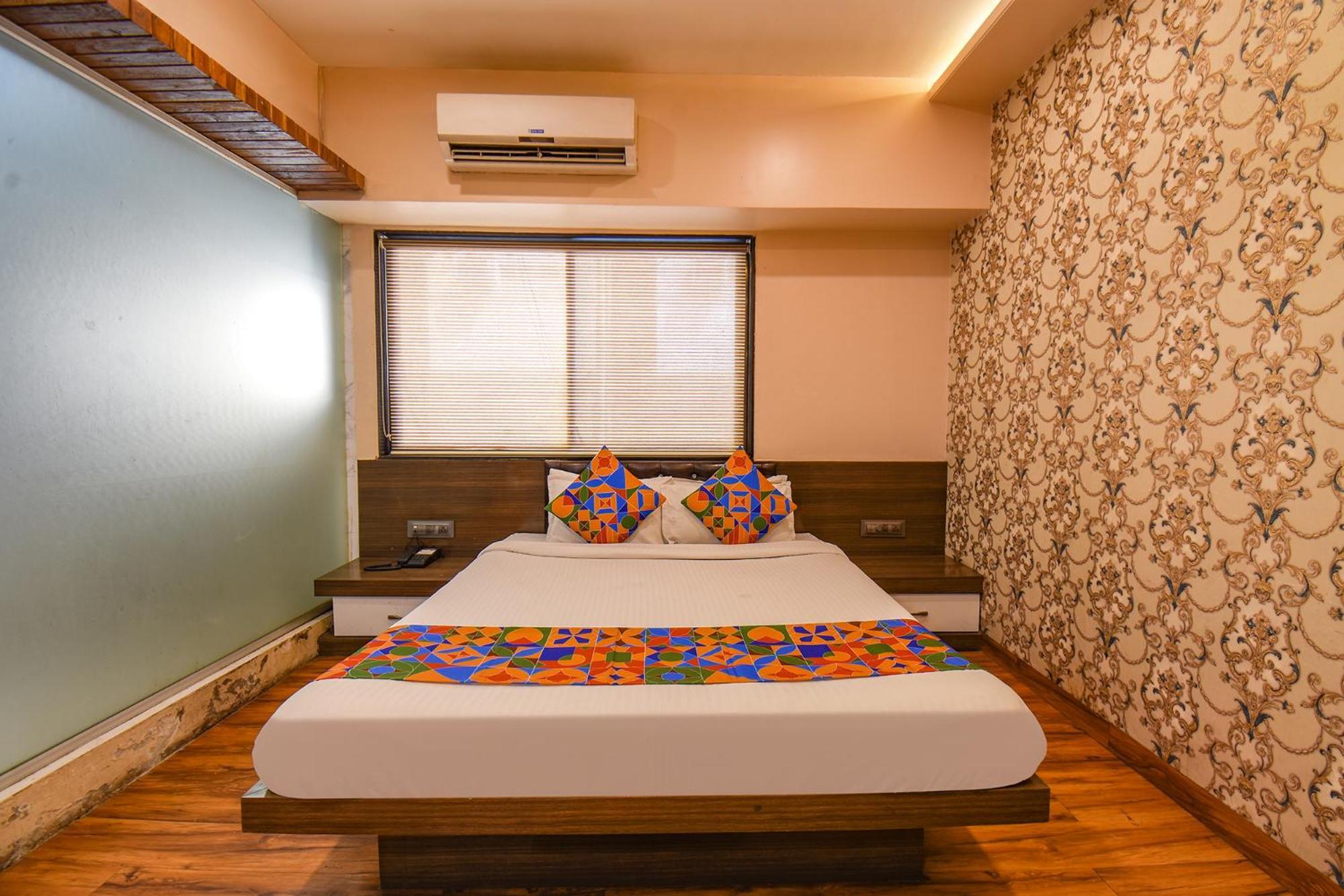 Отель Fabexpress Glory - Nr Skywalk Bridge Pimpri-Chinchwad Экстерьер фото